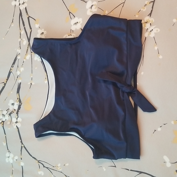 Sporty Bikini Top - Picture 1 of 10